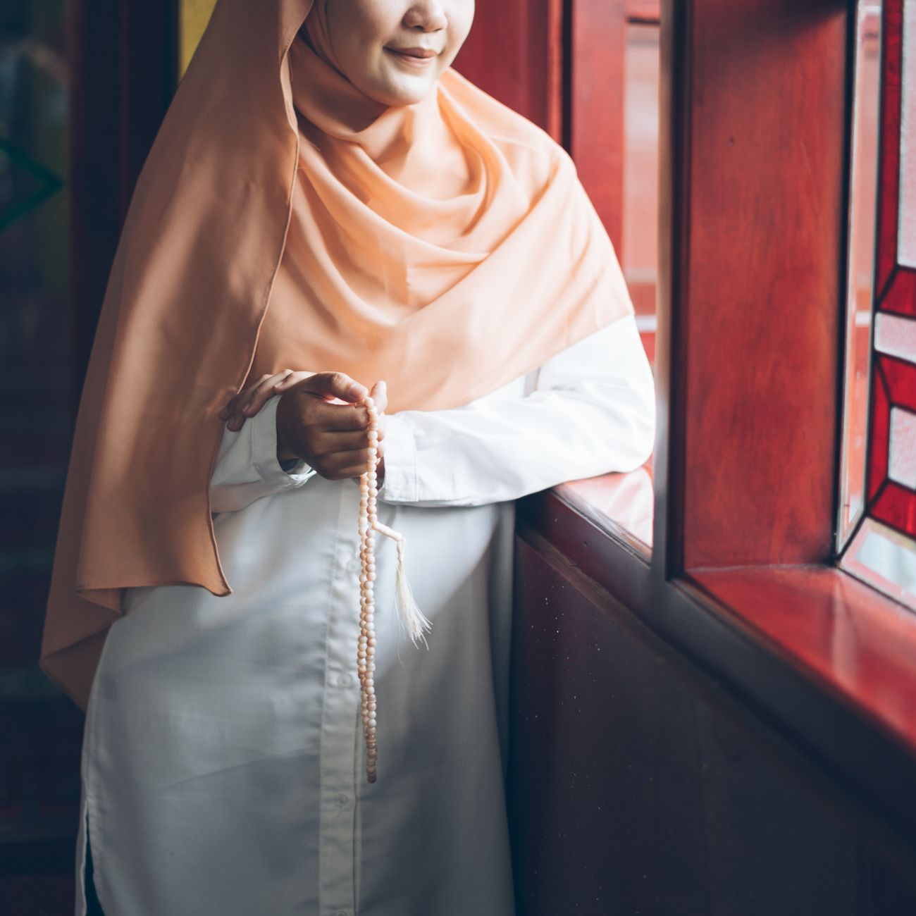 Potret seorang wanita ceria dengan latar hijau